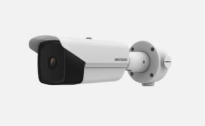 Eine weiße Überwachungskamera der Marke Hikvision mit einem länglichen Gehäuse und einem schwarzen Frontbereich, montiert an einem zylindrischen Halter.