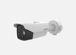 Ein weiß-graues CCTV-Überwachungskamera-Modell von Hikvision mit einem rechteckigen Gehäuse und einer Wandmontagehalterung.