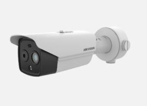 Eine moderne Überwachungskamera von Hikvision mit zylindrischem Gehäuse, die an einer Wandhalterung montiert ist.