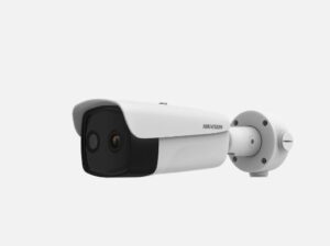 Weiße Überwachungskamera der Marke Hikvision, an einer Wandhalterung montiert, mit modernem Design.