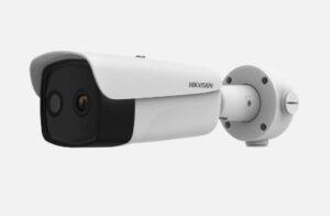 Weiße Überwachungskamera von Hikvision mit einem länglichen Gehäuse und Wandhalterung.