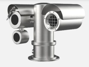Eine silberne, robuste, röhrenförmige CCTV-Kamera mit Lüftungsgitter und mehreren Objektivöffnungen aus Metall, geeignet für den Außenbereich.