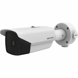 Eine weiße Überwachungskamera der Marke Hikvision mit länglichem Gehäuse und einem montierbaren Halter.