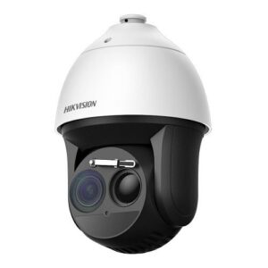 Eine Überwachungskamera von Hikvision in einem schwarz-weißen Gehäuse mit einer schwenkbaren Kuppel.