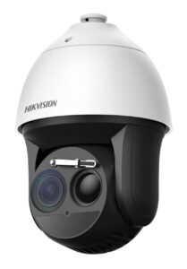 Eine weiße Überwachungskamera der Marke Hikvision mit einer kugelförmigen Linse und einem kompakten Design.