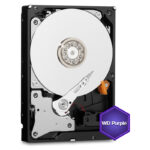 Nahaufnahme einer geöffneten WD Purple Festplatte, die ihren weißen Disk-Arm und innenliegenden Mechanismen zeigt, mit einem lilafarbenen Sechseck-Logo rechts unten.