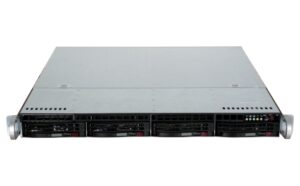 Ein Rackmount-Server mit vier Festplatteneinschüben und Bedienelementen an der Vorderseite.