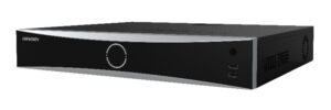 Ein schwarzer Rekorder mit silberner Kante und Lüftungsschlitzen, vermutlich ein Sicherheits-Digitalrekorder von HIKVISION.