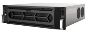 Ein schwarzer Serverspeicher mit der Aufschrift "Hikvision" auf der Vorderseite, ausgestattet mit Lüftungsgittern und Griffen an den Seiten.