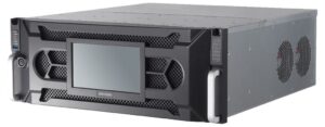 Ein schwarzer Server- oder Rekorder-Schrank mit einem zentralen Display und Belüftungsgittern an den Seiten, ausgestattet mit Tragegriffen an der Vorderseite.