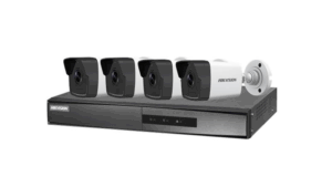 Ein Set aus vier Überwachungskameras und einem Rekorder von Hikvision, die für Sicherheitszwecke verwendet werden.