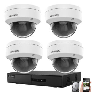 Ein Set von vier weißen Überwachungskameras von Hikvision, montiert auf der Oberseite, und einem schwarzen Aufnahmegerät. Daneben befindet sich ein Smartphone mit einer Kameraansicht auf dem Bildschirm.