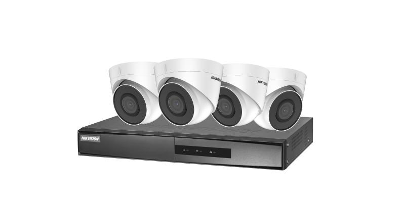Ein Überwachungsset bestehend aus vier weißen Dome-Kameras und einem schwarzen Rekorder.