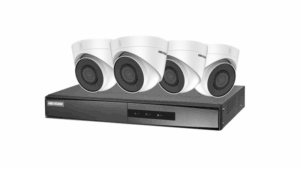 Ein Set aus vier weißen Überwachungskameras und einem schwarzen Aufnahmegerät der Marke Hikvision.