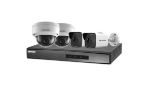 Ein Set aus zwei runden Dome-Kameras und zwei rechteckigen Bullet-Kameras der Marke Hikvision, auf einem DVR-Gerät platziert.