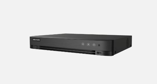 Ein schwarzer Rekorder mit flachem Design und einem Logo auf der Vorderseite.