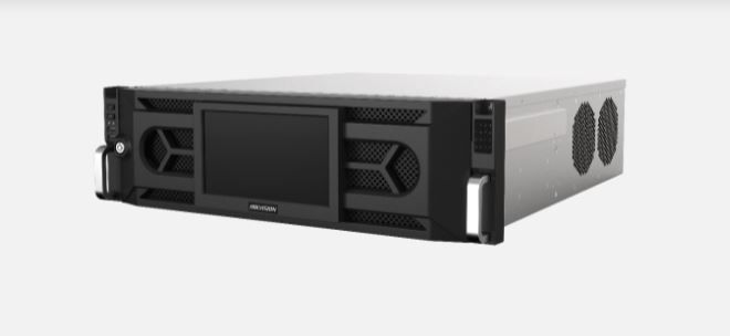 Schwarzer, rechteckiger Server mit einem zentralen Bildschirm auf der Vorderseite und seitlichen Lüftungsgittern, geeignet für den Einbau in ein Rack.