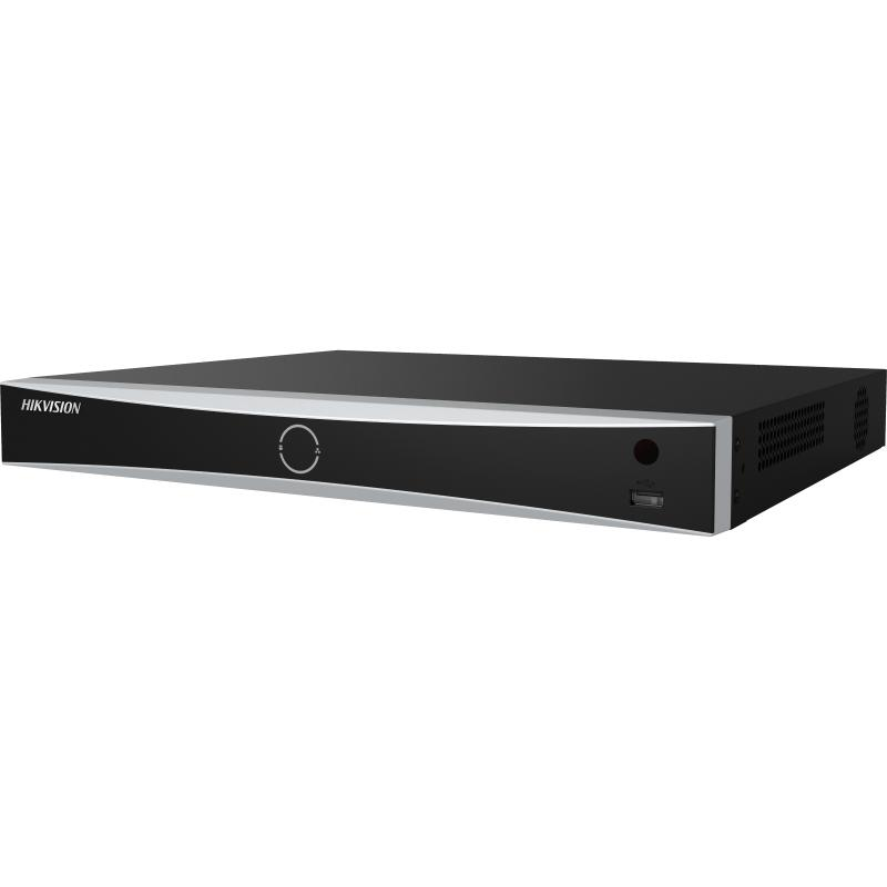Ein Hikvision-DVR mit schwarzem Gehäuse und silbernen Akzenten, sichtbar sind einige Anschlüsse an der Frontseite.