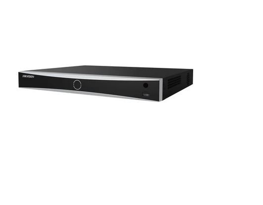 Ein flacher, schwarzer Netzwerkspeicherrecorder mit silbernem Rand und Markenaufdruck auf der linken Seite.