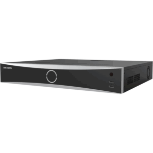 Schwarzer Hikvision-NVR mit silbernem Rand und mehreren Anschlüssen auf der rechten Seite.