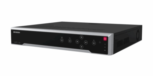 Schwarzer Rekorder von Hikvision mit mehreren Tasten auf der Vorderseite, abgewinkelte Ansicht.