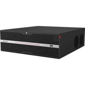 Ein schwarzer Hikvision-Netzwerkvideorekorder mit horizontalen Lüftungsschlitzen und einem grauen Streifen mit dem Logo an der Vorderseite.