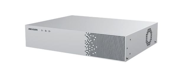 Ein silberner Netzwerkrekorder mit Lüftungsgittern auf der Vorderseite und einem seitlichen Lüfter.