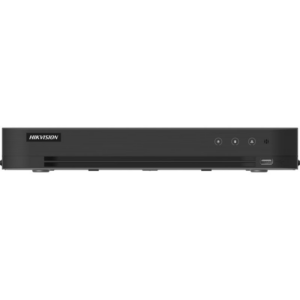 Schwarzer Hikvision-DVR mit drei Bedienknöpfen und USB-Anschluss an der Vorderseite.