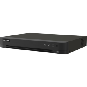 Ein schwarzer HIKVISION Digitalrekorder mit rechteckiger Form, vorderseitigem USB-Anschluss und mehreren Kontrollleuchten.