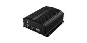 Ein schwarzer Mini-PC oder Industrie-Computer mit robustem, geripptem Gehäuse, Anschlüssen für Audio, HDMI und VGA, auf einer weißen Hintergrundfläche dargestellt.