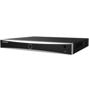 Ein schwarzer Hikvision Netzwerk-Videorecorder mit elegantem Design, Lüftungsschlitzen an der Seite und einem USB-Anschluss an der Vorderseite.