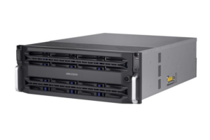 Ein grauer Server der Marke Hikvision mit mehreren Festplatteneinschüben an der Vorderseite und Metallgriffen an den Seiten.