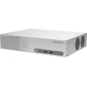 Ein silberner Netzwerkvideorekorder von Hikvision mit einer perforierten Belüftung, zwei USB-Anschlüssen und einem Power-Knopf auf der Vorderseite.