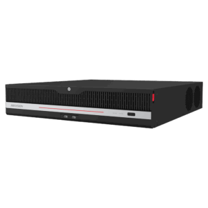 Digitaler Videorekorder von Hikvision in schwarzer Farbe mit Lüftungsschlitzen und mehreren Anschlüssen auf der Vorderseite, seitlich zwei große Lüfter sichtbar.