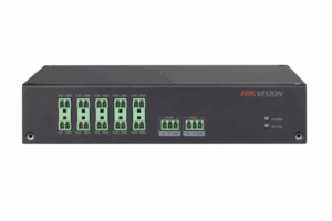 Ein schwarzes Hikvision-Gerät mit grünen Anschlussklemmen, Beschriftungen für verschiedene Spannungs- und Signalanschlüsse, sowie zwei LED-Anzeigen für 'Power' und 'Active' auf der rechten Seite.