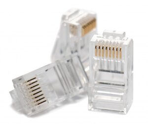 Drei transparente RJ45-Stecker mit sichtbaren goldfarbenen Kontakten, auf einem weißen Hintergrund angeordnet.