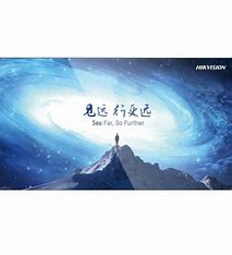 Eine Person steht auf einem Berggipfel unter einem riesigen, wirbelnden Galaxieneffekt am Himmel, zusammen mit den Worten 'See Far, Go Further' und chinesischen Schriftzeichen.