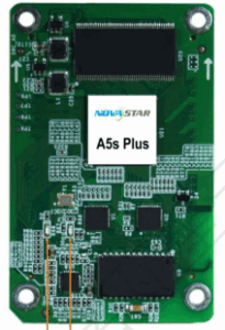 Grüne elektronische Platine mit der Aufschrift 'NovaStar A5s Plus' und mehreren aufgelöteten Komponenten wie Chips und Schaltungen.