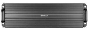 Ein schwarzes Hikvision-Gerät mit geripptem Gehäuse und zwei Griffen an den Seiten, vermutlich ein Rackmount-Server oder -Recorder.