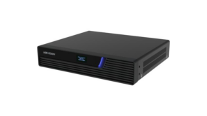 Ein schwarzer Network Video Recorder (NVR) von Hikvision mit Lüftungsschlitzen und einem leuchtenden, blauen Bedienfeld auf der Vorderseite.
