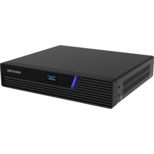 Ein schwarzer Hikvision Netzwerk-Videorekorder mit einem kleinen Display auf der Vorderseite, umgeben von Lüftungsschlitzen.