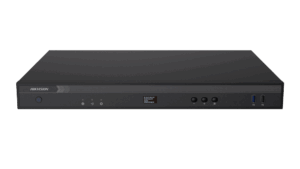 Ein schwarzer, flacher Hikvision Netzwerkkamera-Rekorder (NVR) mit Schaltern und Anschlüssen an der Vorderseite.