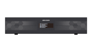 Schwarzer Recorder von Hikvision mit digitalem Display, das Netzwerk- und Leistungsinformationen zeigt, und stilisierten sechseckigen Mustern auf beiden Seiten.