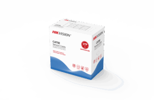 Eine Verpackung von Hikvision CAT5E Netzwerkkabeln für den Außenbereich, gekennzeichnet mit "UTP" und "hohe Leitfähigkeit durch sauerstofffreies Kupfer".