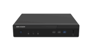 Schwarzer digitaler Videorekorder (DVR) von Hikvision mit mehreren Bedienelementen und einem USB-Anschluss an der Vorderseite.