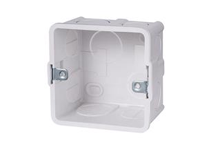 Weiße, leere Installationsdose mit quadratischer Form und zwei Metallhalterungen an den Innenseiten.