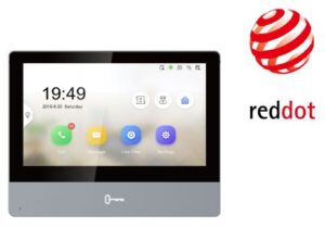 Ein modernes Bedienfeld mit einem digitalen Display, das Uhrzeit, Datum und Symbole für verschiedene Funktionen wie Anrufen, Nachrichten und Einstellungen zeigt. Neben dem Display befindet sich das Red Dot Award-Logo mit Text.