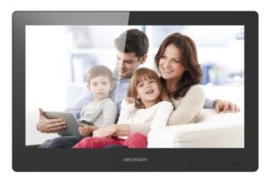 Ein Display von Hikvision zeigt ein fröhliches Familienbild mit zwei Erwachsenen und zwei Kindern, die lächelnd auf dem Sofa sitzen.