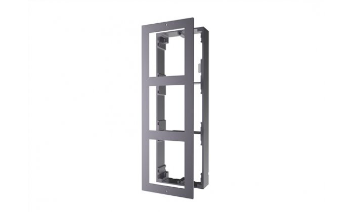 Metallrahmen für die Installation von drei elektrischen Komponenten, in vertikaler Anordnung und grauer Farbe.