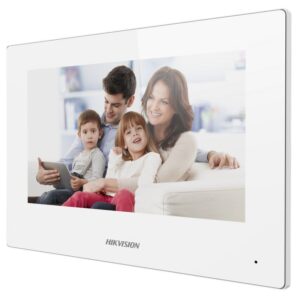 Digitales Display von Hikvision mit einem Bild einer lächelnden Familie bestehend aus zwei Erwachsenen und zwei Kindern, die zusammen auf einem Sofa sitzen.